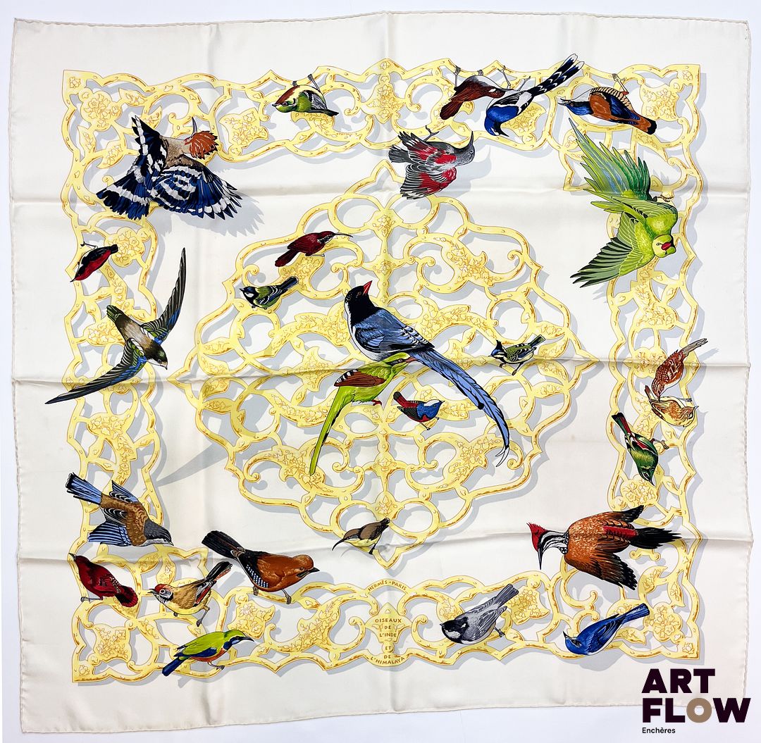 HERMÈS Modèle "Oiseaux de l'Inde et de l'Himalaya" Carré en twill de soie d'après Catherine BASCHET 90 x 90 cm Infimes taches et salissures. Avec boîte Bibliographie : Genevieve Fontan, Carrés d'art, Dictionnaire illustré des carrés Hermès valeur, 2025