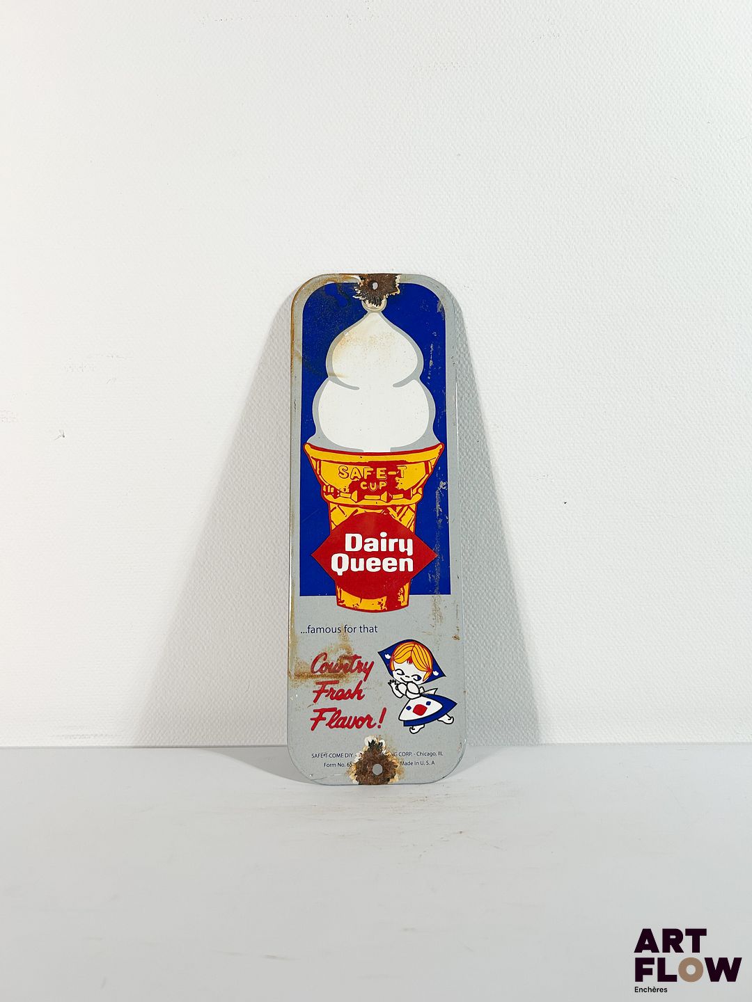 Plaque émaillée d'après Dairy Queen Dimensions : 30 x 10 cm Petits éclats et traces de rouille - moderne