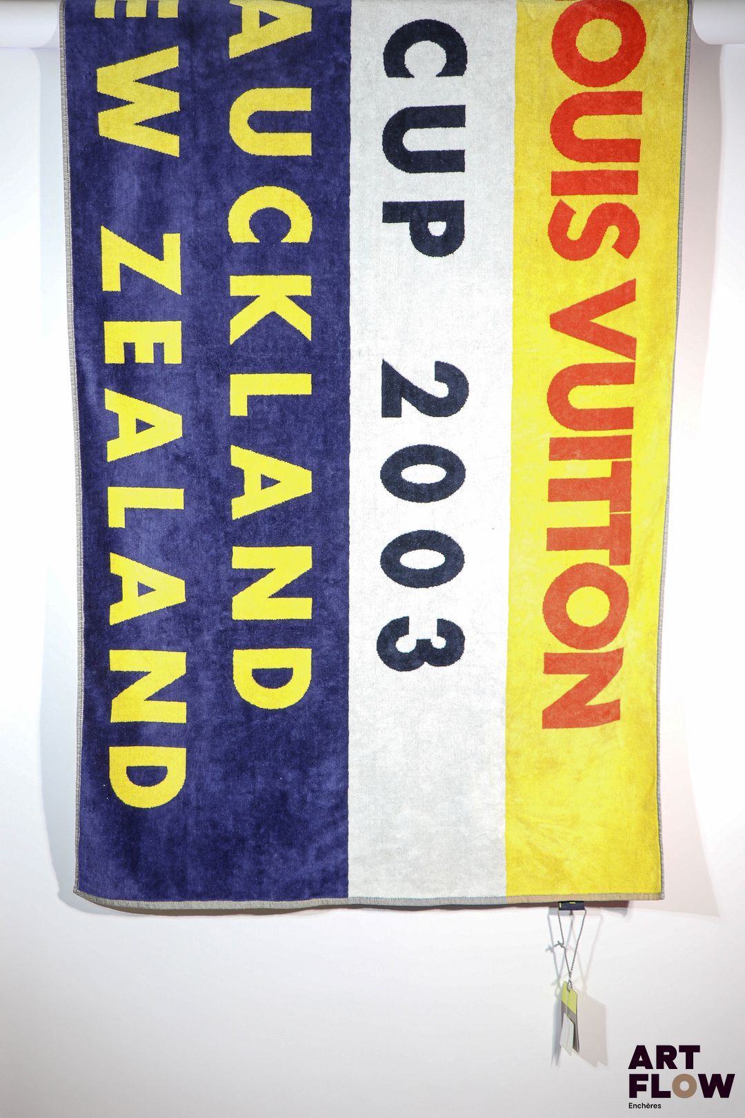 LOUIS VUITTON Drap de plage en coton éponge imprimé à motif de rayures multicolores "Cup 2003, Auckland, New Zealand" 90 x 166 cm Avec son étiquette et son certificat
