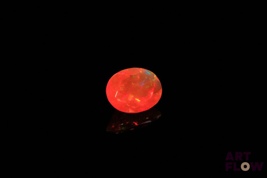 Opale de feu ovale. Beaux éclats de couleur. 1.12 ct. 9.0mm x 7.0mm