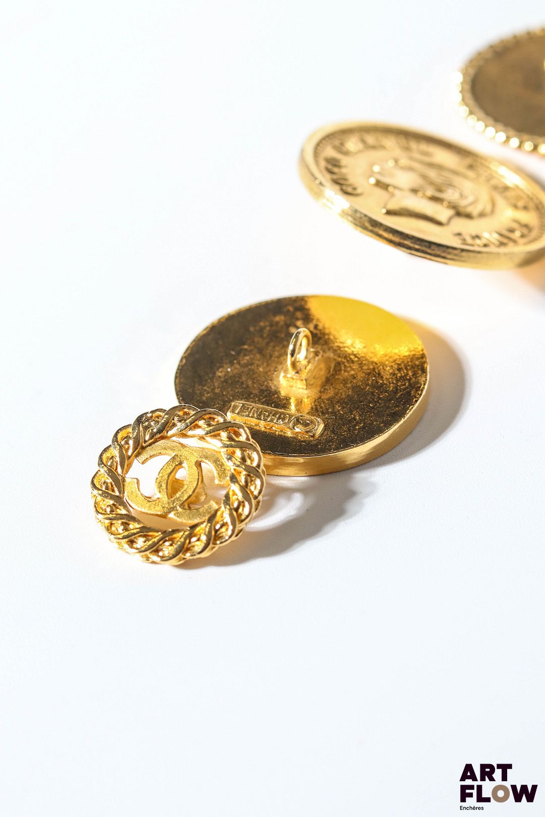 CHANEL Lot de 4 boutons dépareillés Diamètre : 32mm pour le plus important