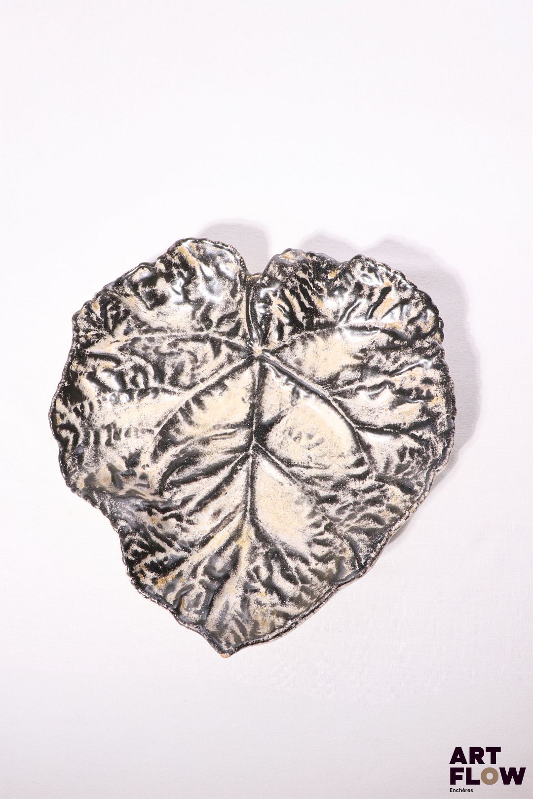 POL CHAMBOST (1906-1983) Importante coupe 26 "Feuille" en faience émaillée à couverte bicolore Incisée sous la base "Poterie Pol Chambost, 26, Made in France" 35 x 34 x 7 cm Petits éclats Bibliographie : Philippe Chambost, "Pol Chambost, Sculpteur-Céramiste 1906-1983", Somogy Editions d'Art, Paris, 2006, modèle similaire p. 74