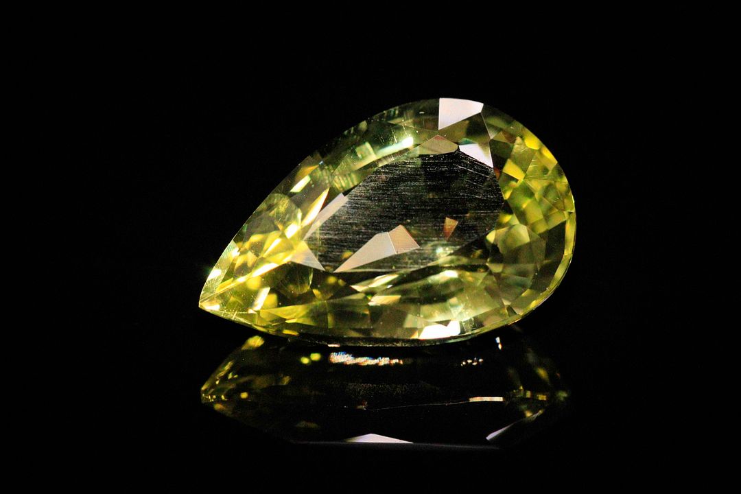 Quartz «Lemon» poire. Très belle couleur, VVS. 11.75 cts. 20.0mm x 13.0mm