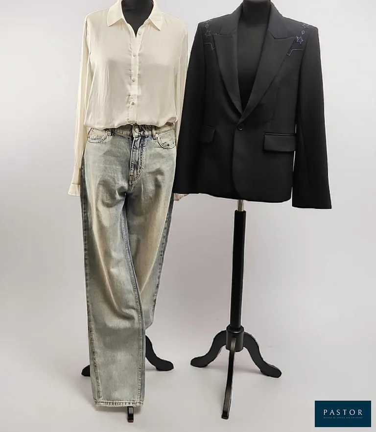 ZADIG & VOLTAIRE. Lot composé d'un blazer "Vavy" bleu marine, strass à l'avant et au dos, fermeture boutonnée, manches 3/4 avec épaulettes, T.38, d'une chemise fluide en satin ecru "Thely", col chemise, manches longues et poignets boutonnés et volantés, ailes ornées de strass au dos, T.L et d'un jean en coton bleu "Ete", coupe droite, taille haute, fermeture zippée, T.28. NEUFS avec étiquettes - TVA Récupérable