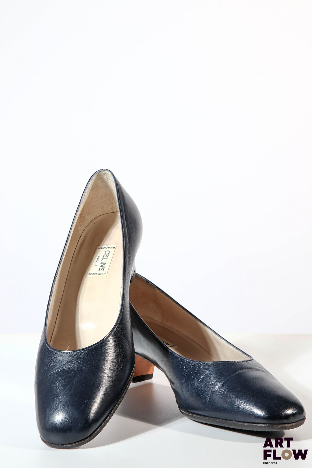 CÉLINE Paire de petits escarpins à bout pointu en cuir bleu marine avec une fine tige de métal doré encerclant le talon Pointure 39 1/2 Talon de 4 cm Quelques traces d'usage