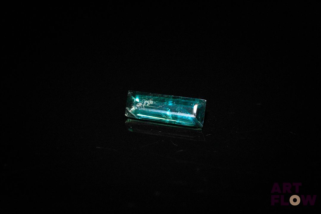 Saphir vert rectangulaire à pans vifs. Jolie couleur. 1.20 ct. 10.4mm x 3.6mm