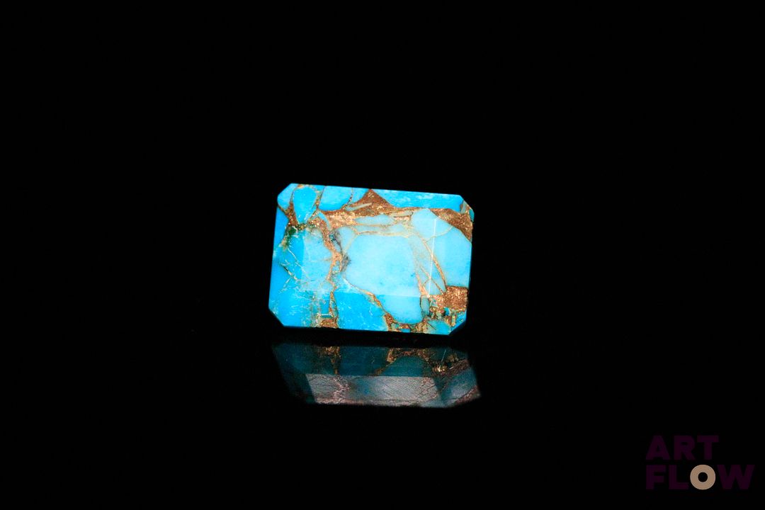 Turquoise «Copper» rectangulaire à pans coupés. Jolie couleur. 6.39 cts. 14.0mm x 10.0mm