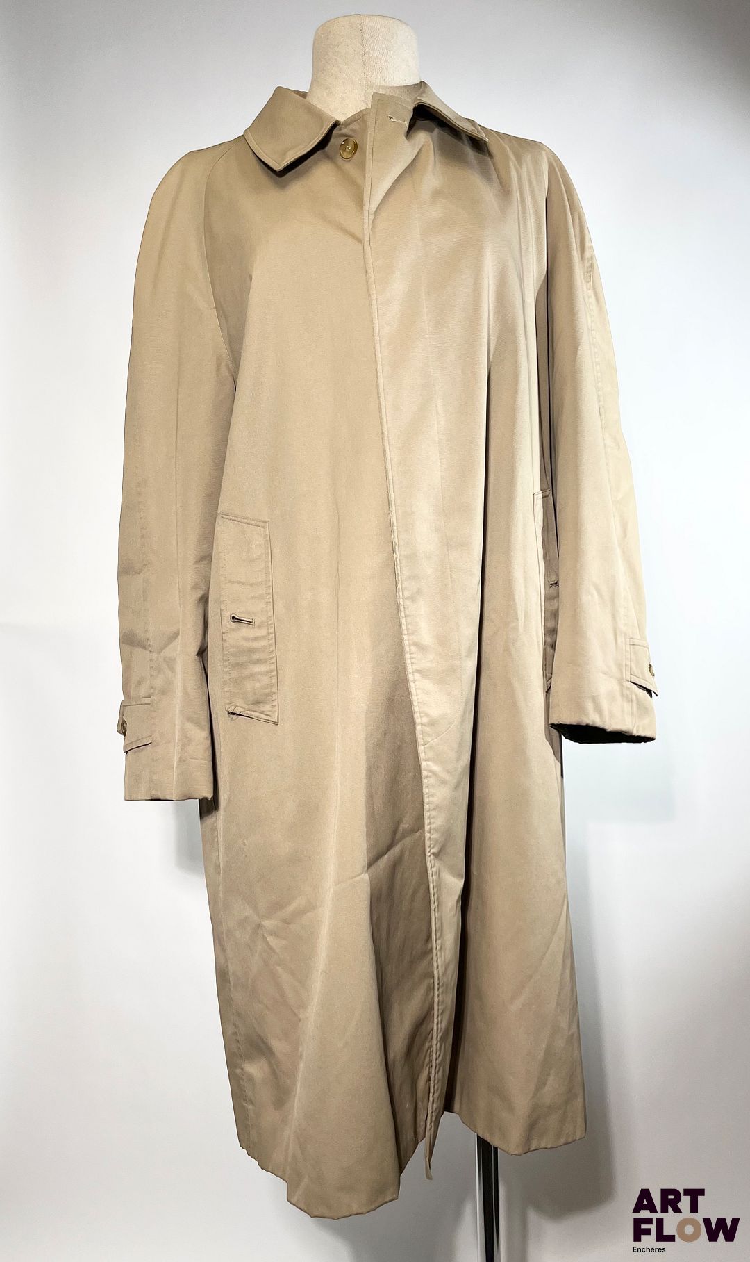 BURBERRY'S Imperméable façon trench-coat en toile beige et intérieur tartan. Taille homme non précisée. Taille présumée S/M. Peut se porter oversize. Accrocs, fils tirés notamment à l'intérieur et petites traces