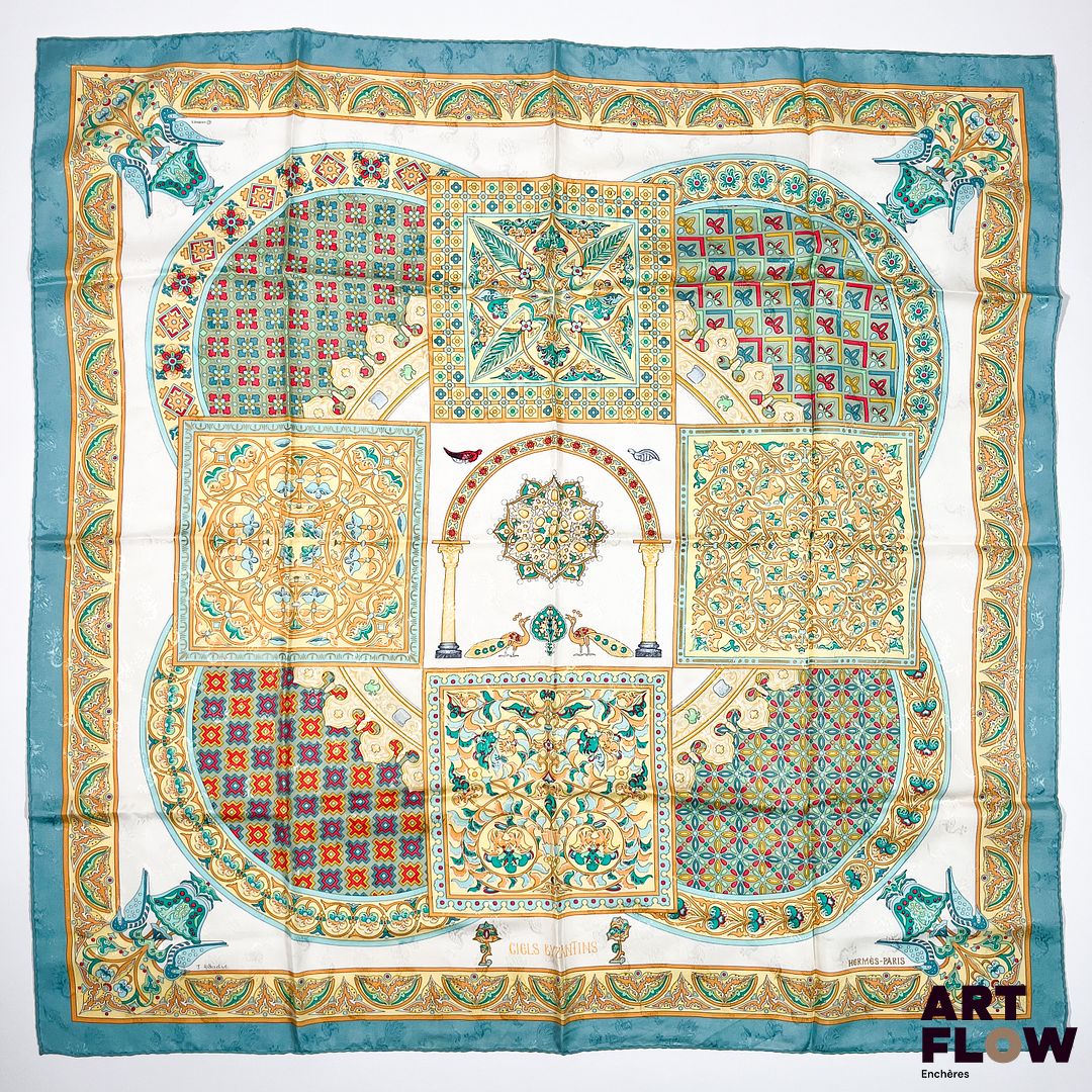 HERMÈS Paris Modèle Ciels Byzantins Carré en twill de soie m fond bleu et motifs jaunes et verts 90 x 90 cm Excellent état général