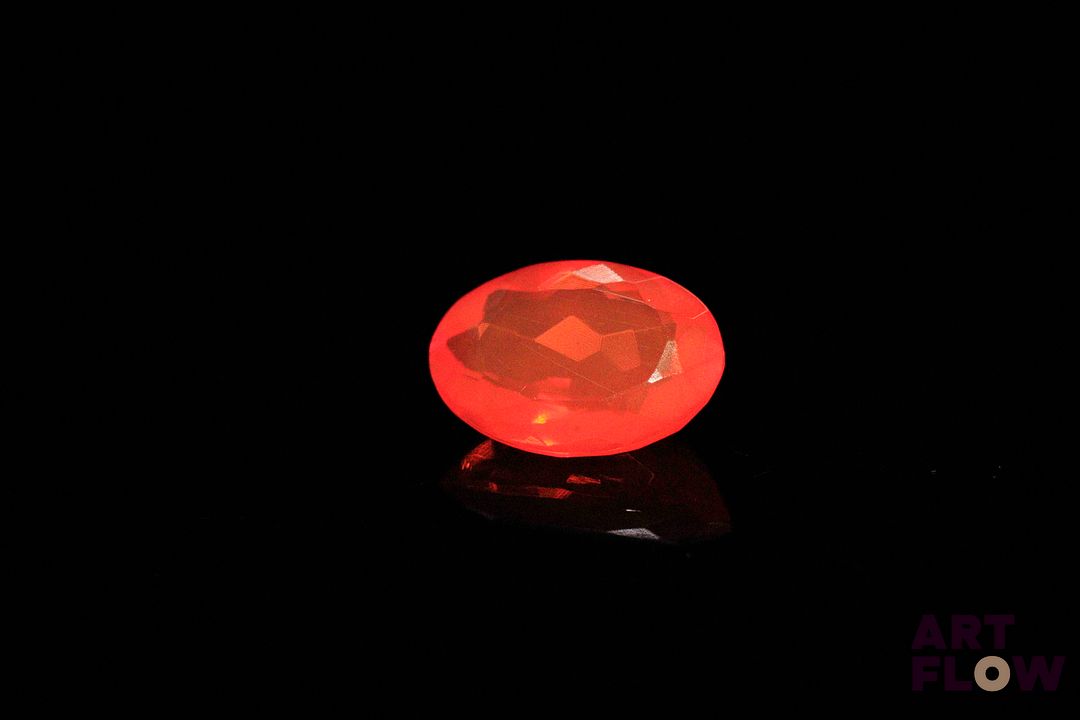 Opale de feu ovale. Belle couleur. 1.49 ct. 11.1mm x 7.6mm
