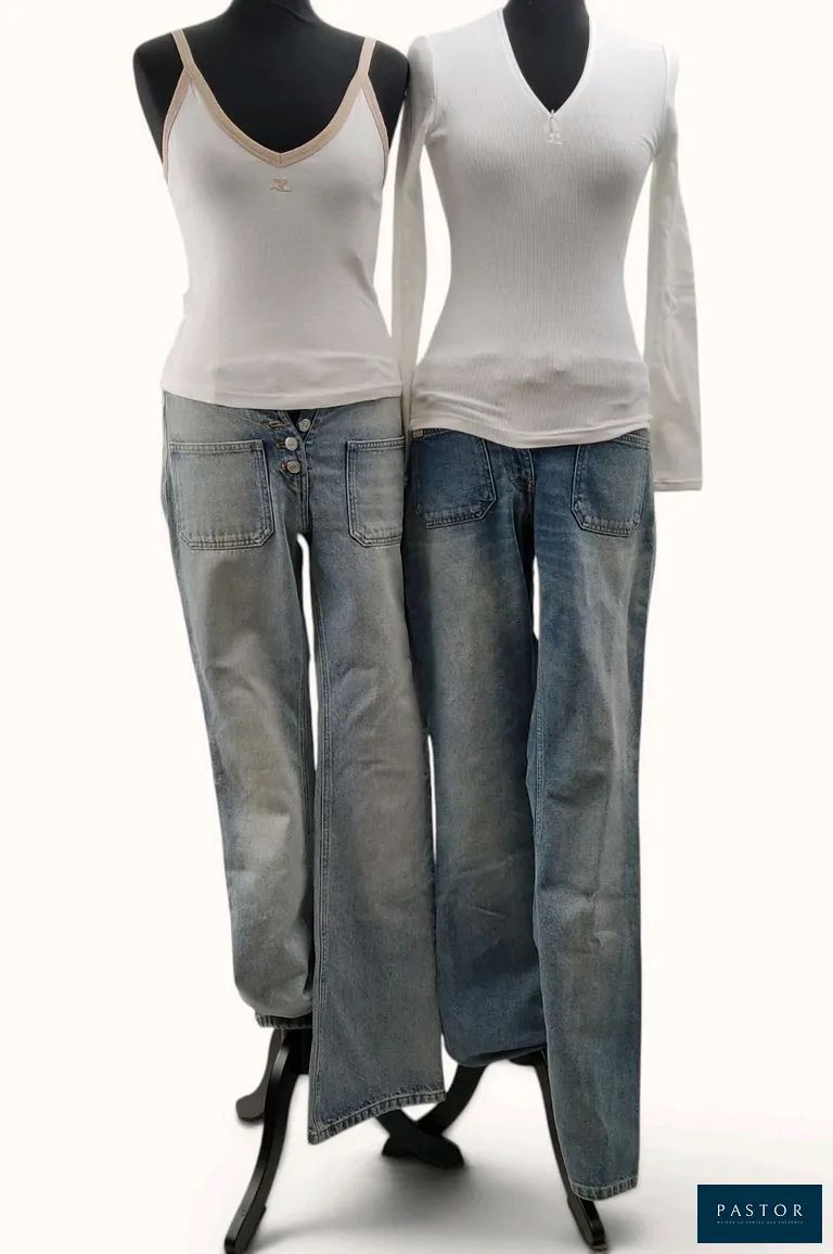 COURRÈGES. Lot composé d'un top col V en coton bicolore beige/blanc, logo brodé sur l'avant, T.XS, d'un tee-shirt manches longues en maille blanche côtelée, fermeture zippée et logo brodé sur l'avant, T.S, et de deux jeans bootcut, T.36. NEUFS avec étiquettes  - TVA Récupérable