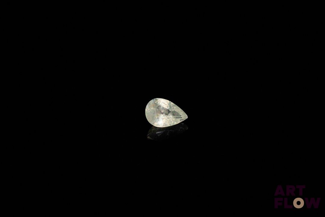 Saphir pâle poire. 0.38 ct. 5.5mm x 3.7mm