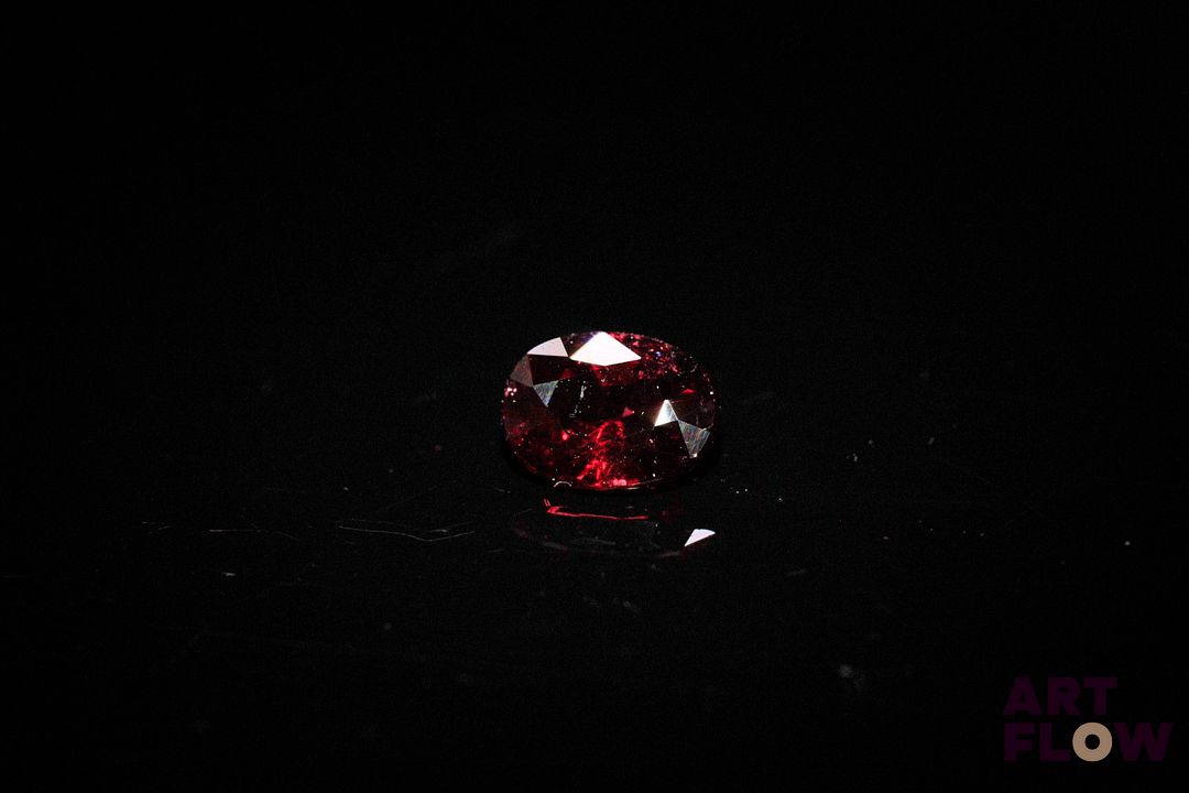 Spinelle rouge ovale. Très belle couleur, couleur soutenue, saturé. 1.21 ct. 7.5mm x 5.5mm