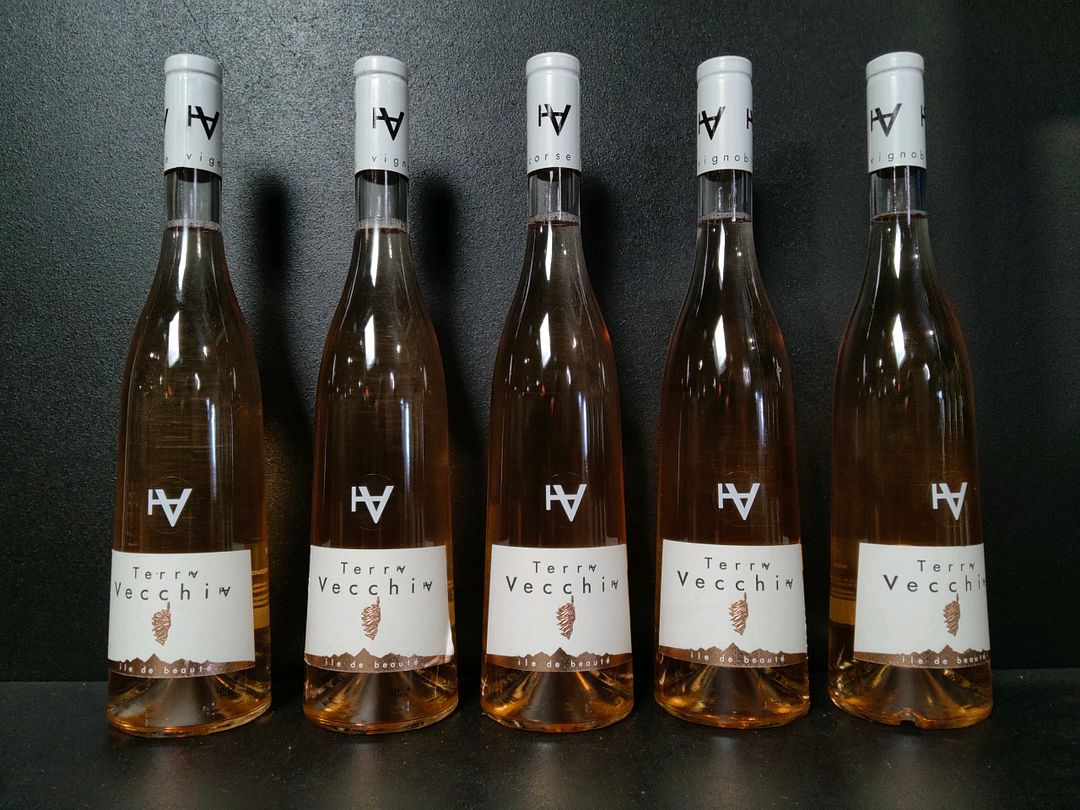 Lot de 11 bouteilles de vin rosé : 5 Domaine Terra Vecchia Ile De Beauté 2024, 5 San Ghjuvà Tendance Rosé Ile de Beauté, 1 Maison Chape Ambiance 2024