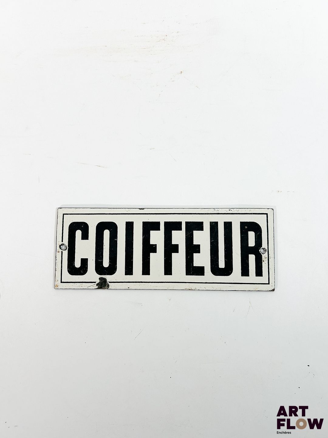 Plaque émaillée Coiffeur Dimensions : 7,5 x 20 cm Petits éclats et traces de rouille