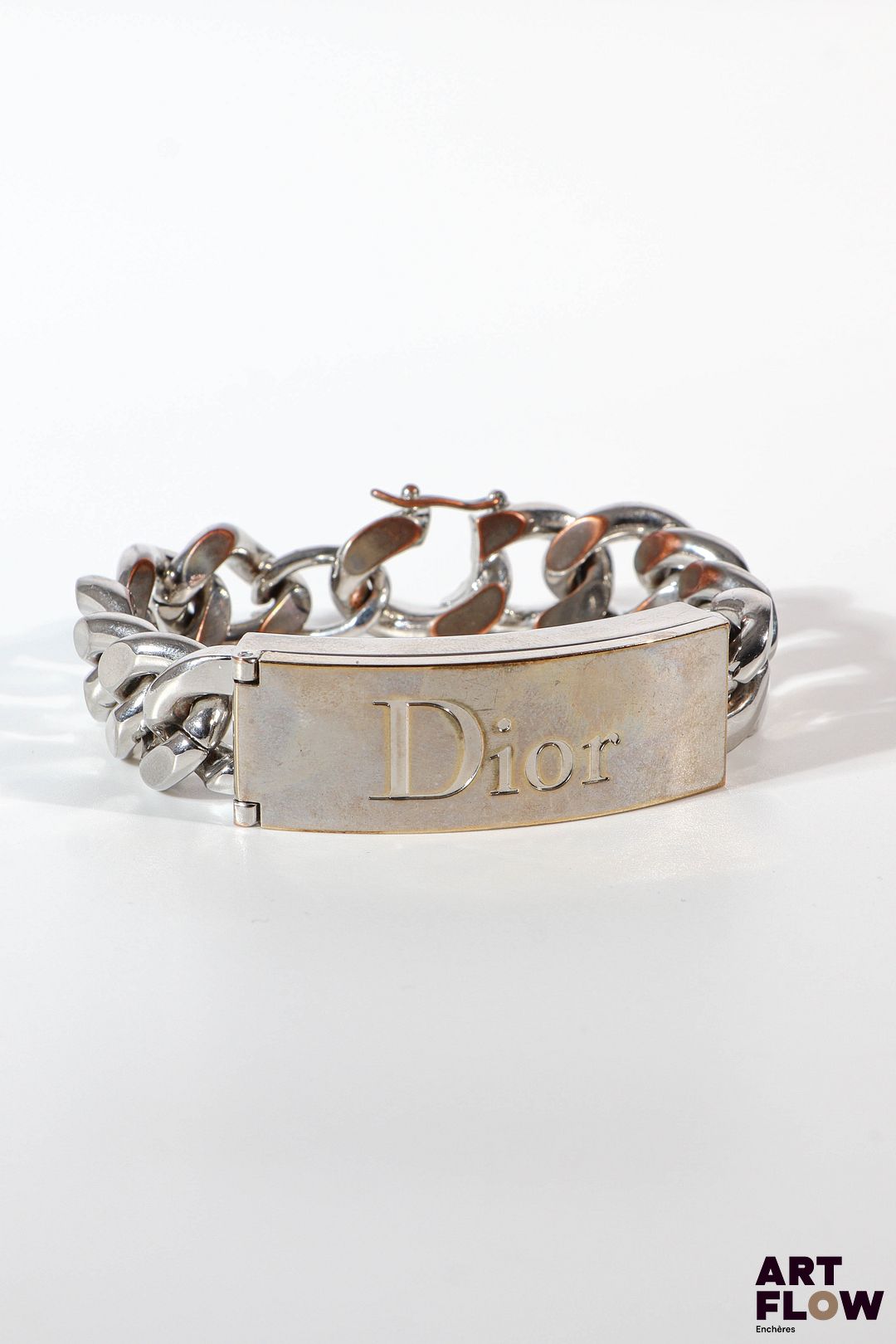 DIOR PARFUM Bracelet à mailles gourmettes larges en métal argenté ouvrant à un compartiment de gloss Bon état général (quelques traces d'oxydation)