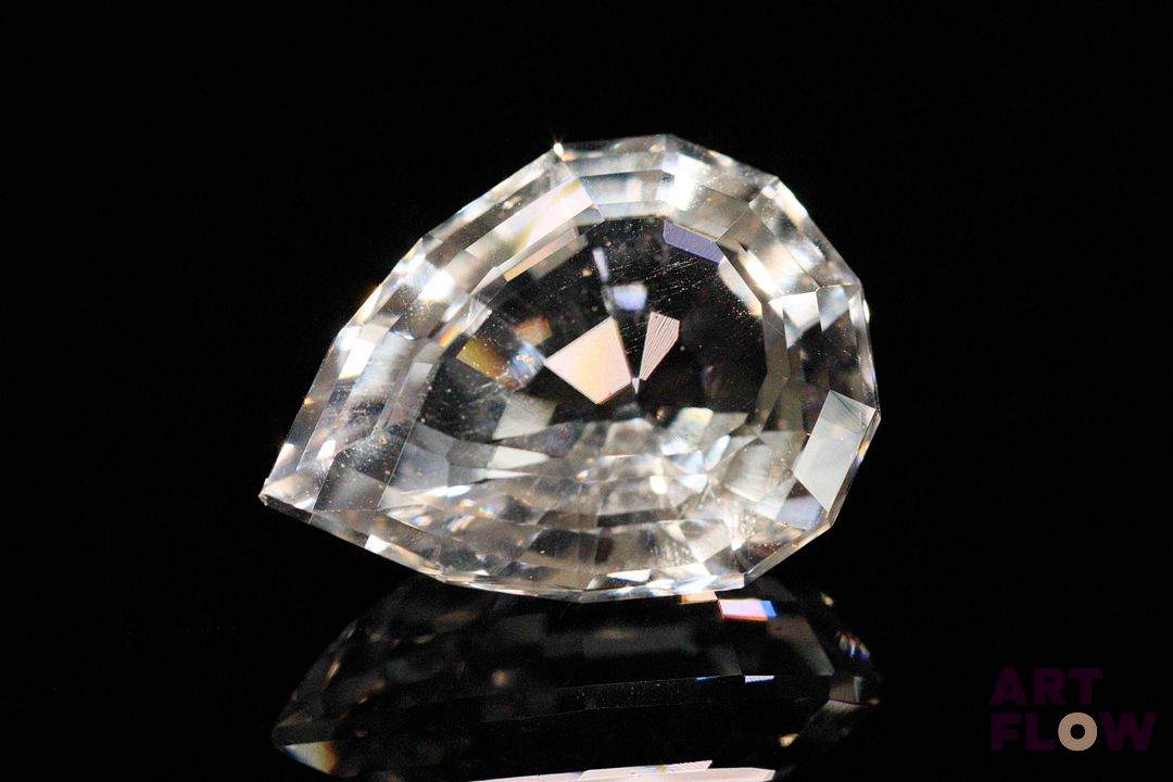 Important quartz incolore poire. 21.60 cts. 22.4mm x 17.3mm