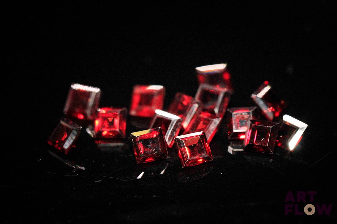 Quinze grenats carrés à pans vifs. Probablement Mozambique. 7.15 cts. Dims. moy.: 4.0mm x 4.0mm