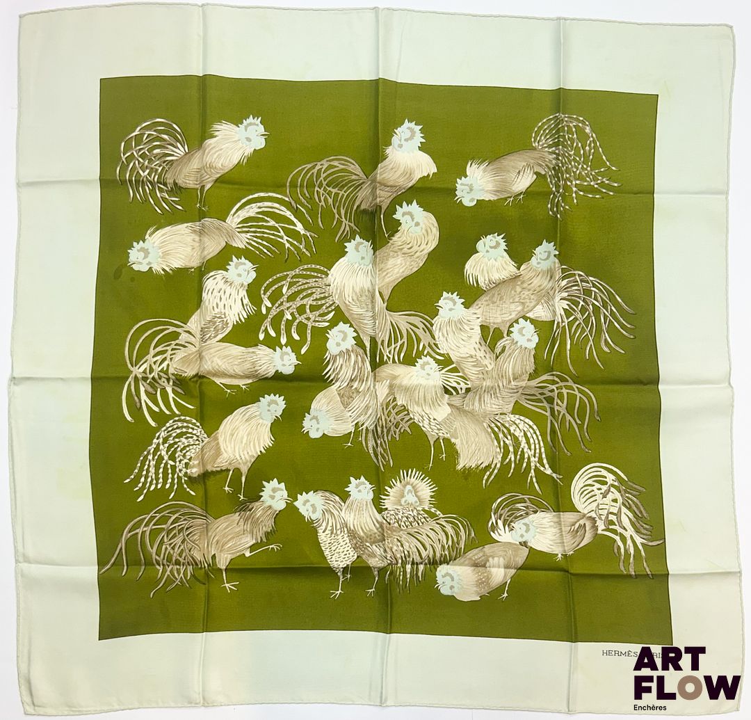 HERMÈS Modèle "Les Coqs" d'après un dessin de LA TORRE Carré en twill de soie dans les tons verts 1ere édition 1964 90 x 90 cm Décolorations, tâches Bibliographie : Genevieve Fontan, Carrés d'art, Dictionnaire illustré des carrés Hermès valeur, 2025, p 87