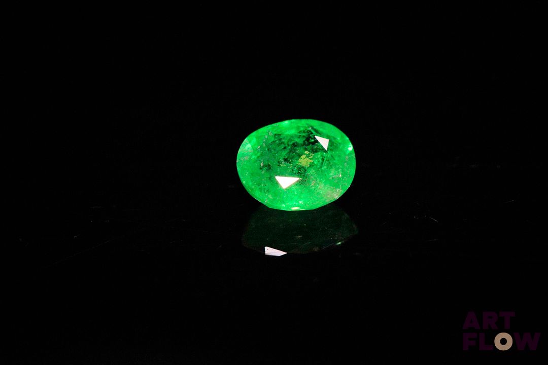 Grenat tsavorite ovale. Très belle couleur, inclusions, givres. 2.32 cts. 8.4mm x 7.2mm