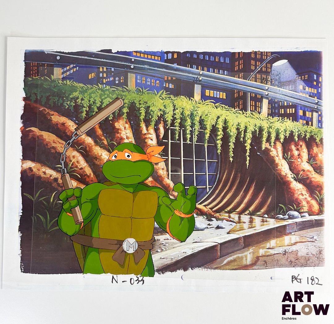 Tortues Ninja (Ninja Turtles) Michelangelo Cellulo à l’encre et à la gouache sur fond imprimé représentant Michelangelo portant un nunchaku Animé américain d'après la série Teenage Mutant Ninja Turtles créée par Kevin Eastman et Peter Laird "Les Ninja Turtles sont quatre frères mutants entraînés dans l’art du ninjutsu par leur maître Splinter. Leonardo, Michelangelo, Donatello et Raphael se distinguent chacun par leur personnalité et leur arme de prédilection, mais partagent courage, esprit d’équipe et sens de la justice. Ensemble, ils protègent New York des criminels et des forces du mal tout en vivant des aventures épiques et pleines d’humour." Dimensions : 28 x 35,5 cm