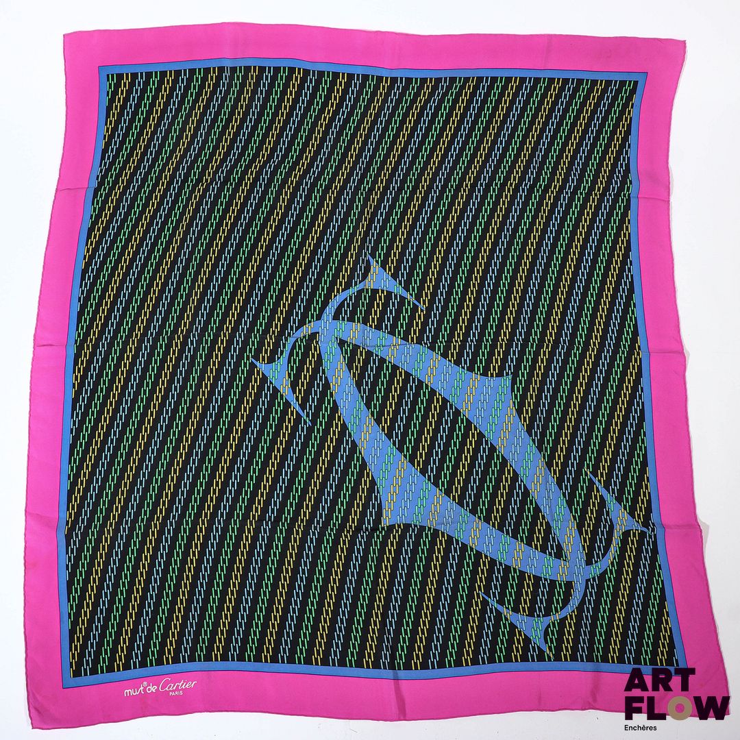 MUST DE CARTIER Carré de soie à bordure fushia. Dim.: 80 x 75 cm Petite tâche