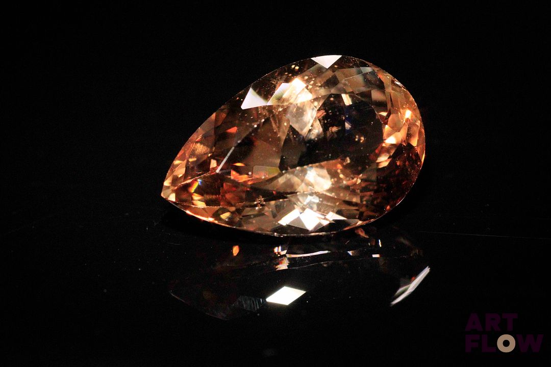 Topaze impériale poire. Probablement Brésil, très belle couleur. 15.50 cts. 19.0mm x 12.0mm