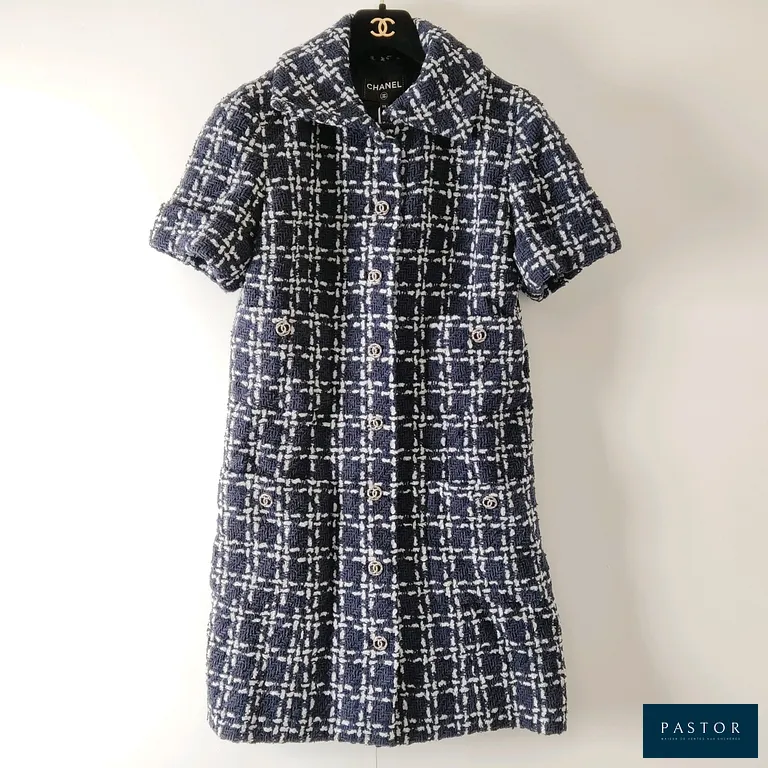 CHANEL. Robe courte en tweed de laine et soie mélangées, doublure en soie à décor de camélias, boutons en métal argenté torsadé "CC", 4 poches, T.38. Collection 2023. NEUVE avec étiquette et cintre - TVA Récupérable