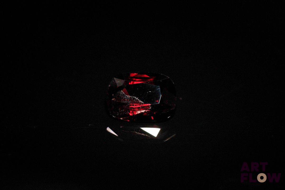 Spinelle rouge coussin. Très belle couleur, inclusions. 3.14 cts. 10.1mm x 7.4mm