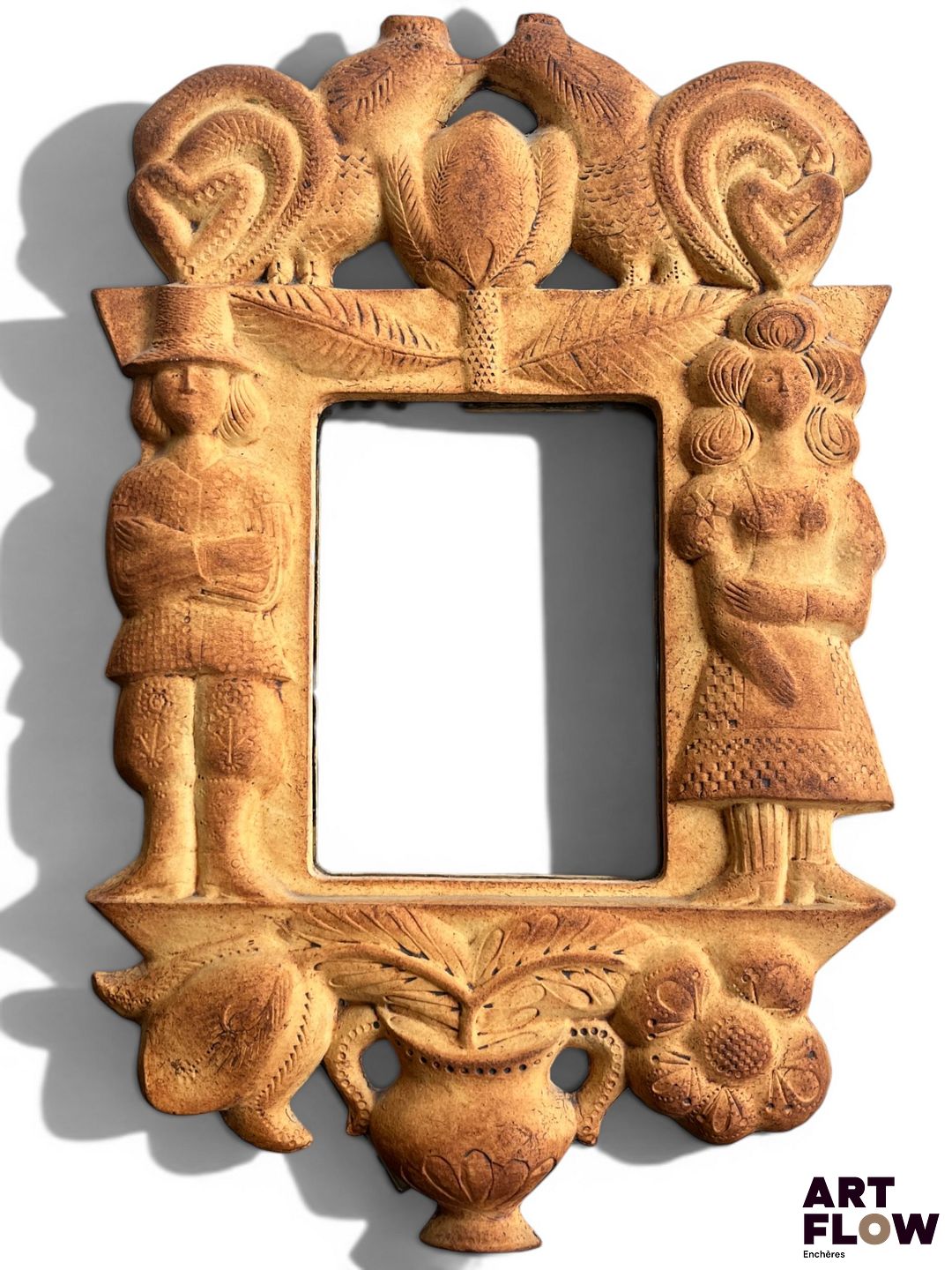 Roger CAPRON (1922-2006) Miroir aux amoureux en grès grand feu effet légèrement polychrome couleur "pain brûlé" Signé 43 x 29 cm Infimes accidents sur les côtés (voir photos) Nous exprimons notre gratitude à la famille Capron pour son éclairage.