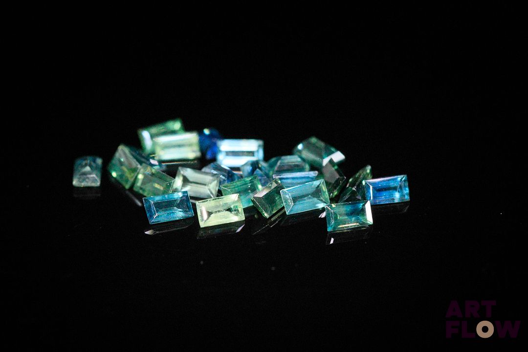 Vingt-trois saphirs rectangulaires. 3.01 cts. Dims. moy.: 3.5mm x 2.0mm