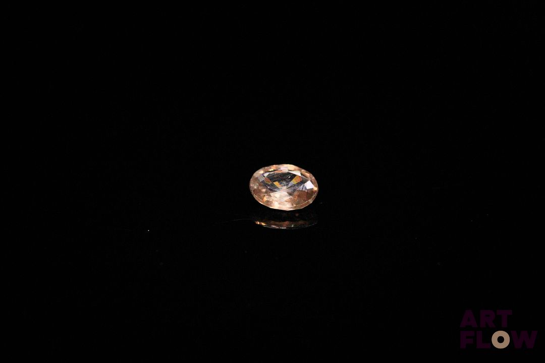 Zircon naturel champagne ovale. VS, non chauffé. 0.51 ct. 5.2mm x 4.0mm