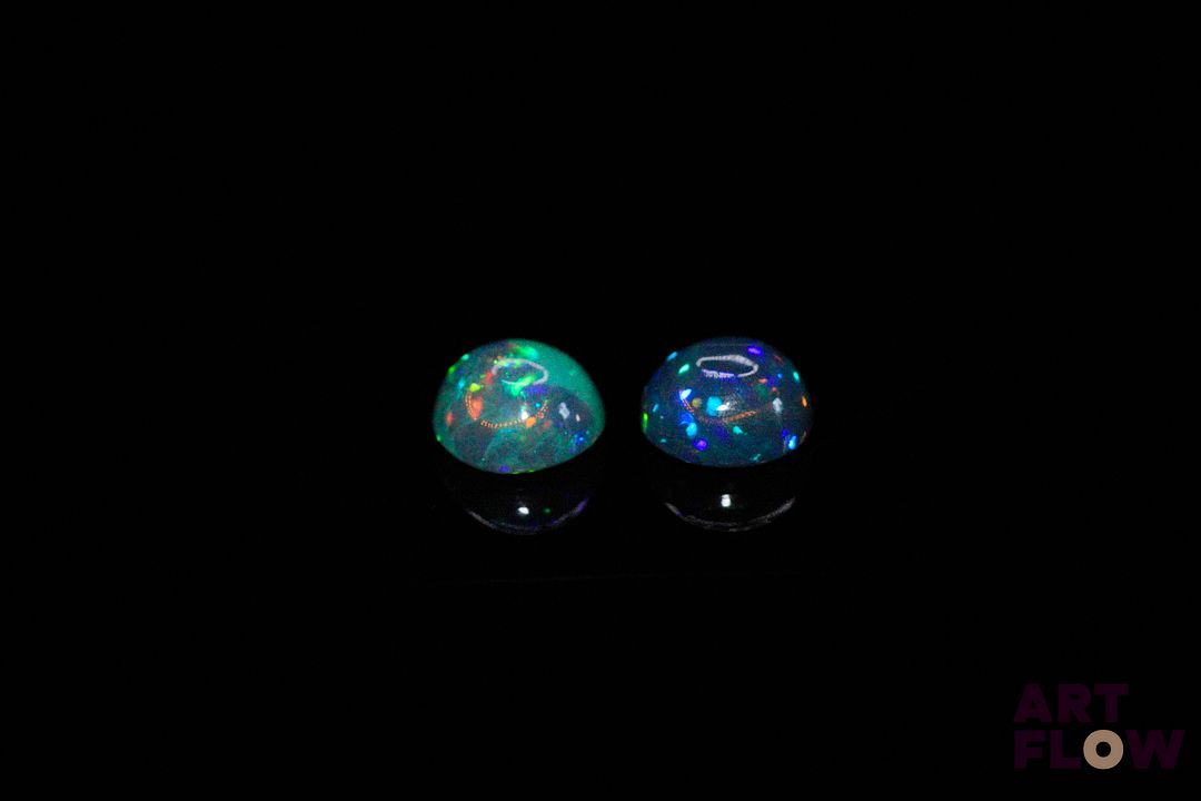 Appairage d'opales noires cabochons ronds. Beaux éclats de couleur. 1.21 ct. Diam. moy.: 6.0mm