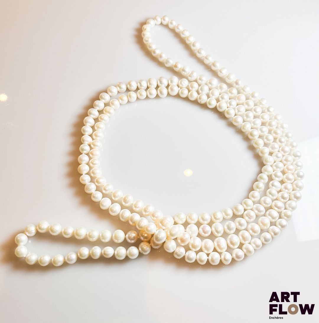 Sautoir en perles de culture. longueur : 83 cm environ