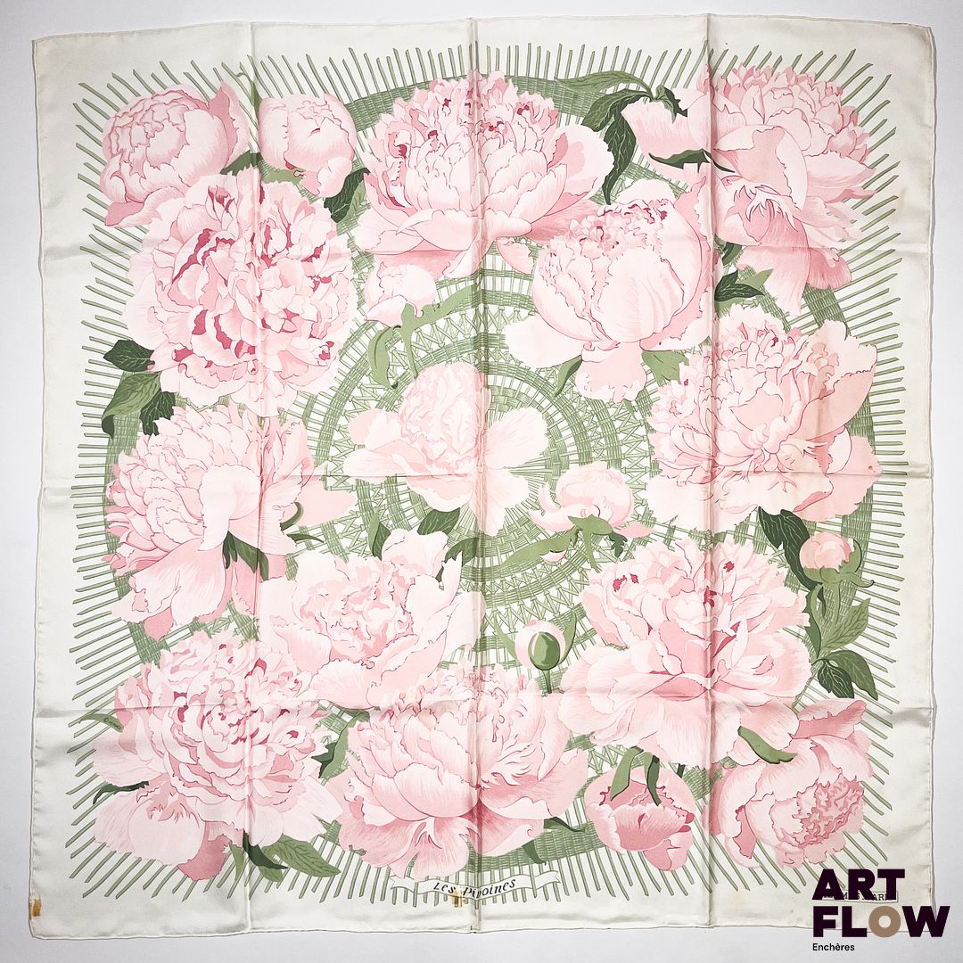 HERMÈS Modèle "Les Pivoines" Carré en twill de soie dans les tons roses et verts pastel. 90 x 90 cm. Dans sa boîte d'origine. Bon état général malgré quelques défauts (tâches).