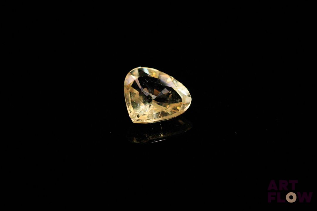 Scapolite poire. Givres. 1.59 ct. 8.7mm x 8.2mm