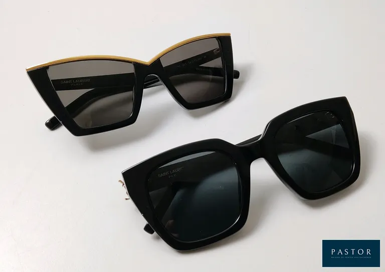 SAINT LAURENT. Lot composé de deux paires de lunettes de soleil comprenant un modèle "SL570" et un modèle "SLM143". Parfait état, modèles pouvant présenter quelques micro-rayures, sans boîte - TVA Récupérable
