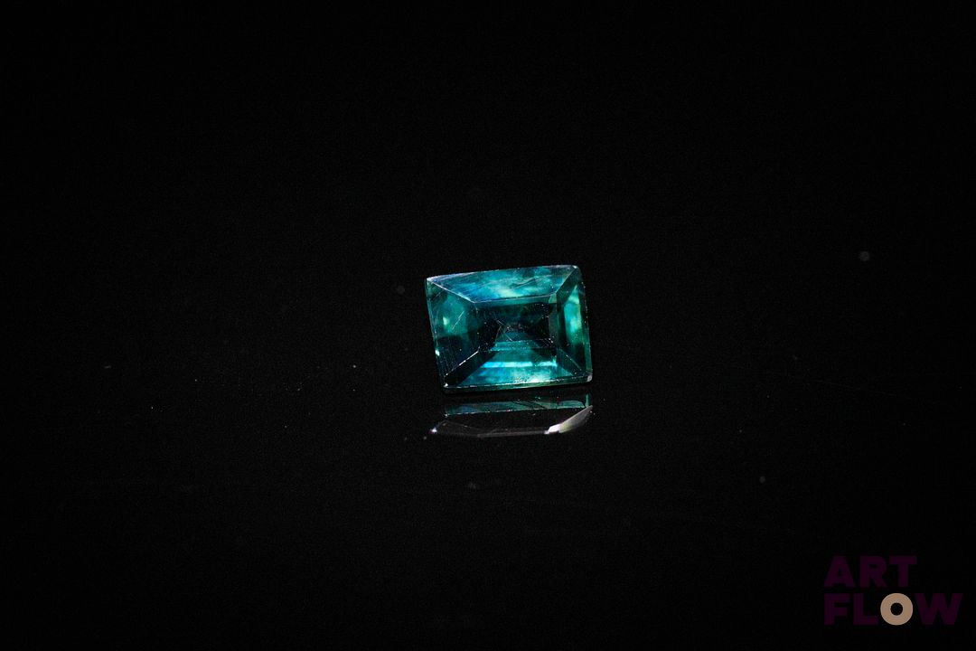 Saphir bleu vert rectangulaire à pans vifs. Jolie couleur. 1.21 ct. 6.5mm x 5.0mm