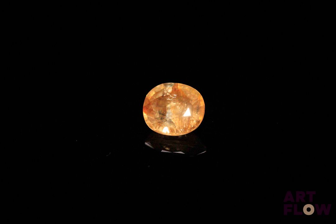 Zircon miel ovale. Inclusions, givres. 1.70 ct. 7.2mm x 6.2mm