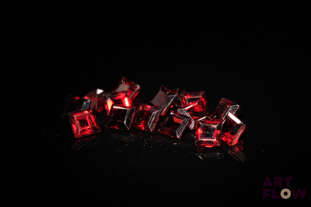 Quinze grenats carrés à pans vifs. Probablement Mozambique. 7.18 cts. Dims. moy.: 4.0mm x 4.0mm