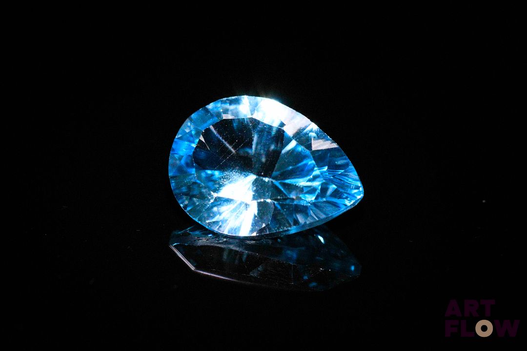 Topaze poire. Belle couleur. 8.41 cts. 15.5mm x 11.0mm