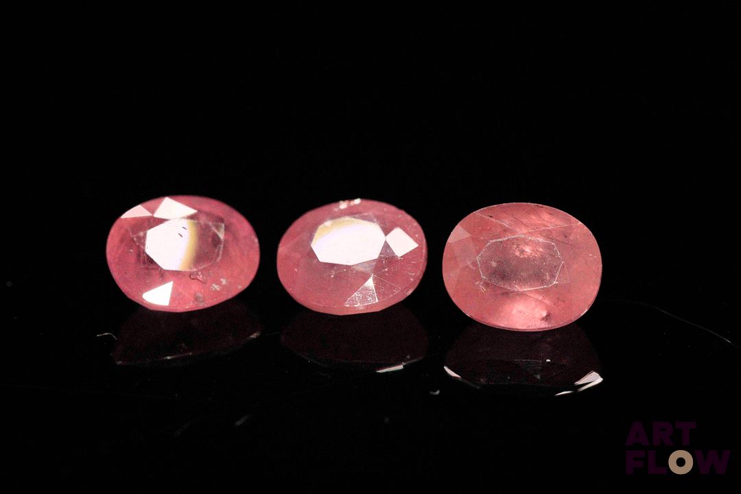 Trois saphirs roses ovales. 6.93 cts. Dims. moy.: 8.0mm x 7.0mm