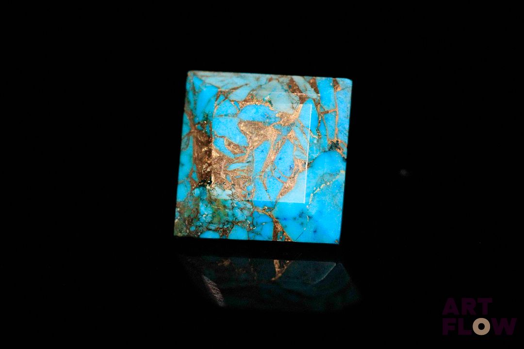 Turquoise «copper» carrée à pans vifs. Traitée. 7.34 cts. 12.0mm x 12.0mm