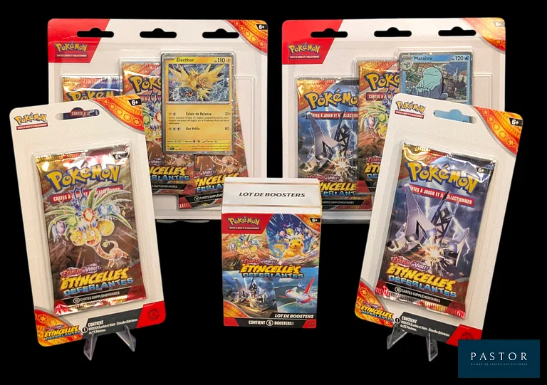 Pack collection Pokémon d'items scellés :
Série du bloc Écarlate&Violet : Étincelles Déferlantes (EV08).
Contient 2 tripacks + 2 boosters sous blisters + 1 bundle (Boite de 6 boosters).
En français.