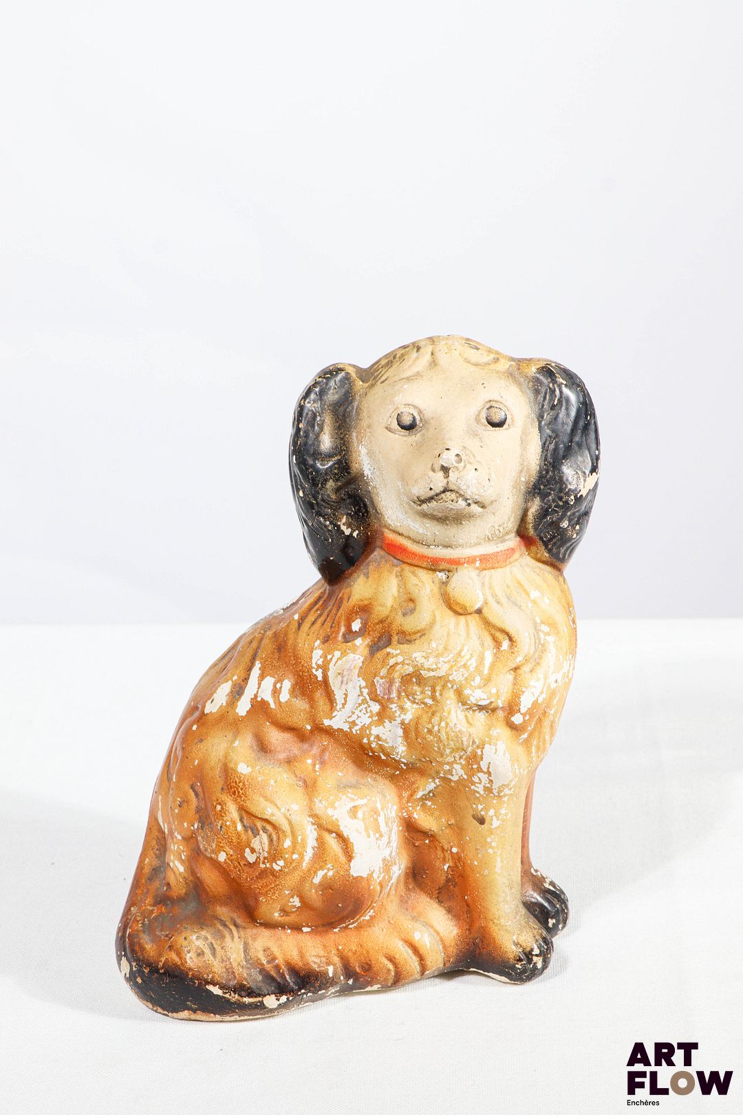 STAFFORSHIRE Chien en faïence anglaise formant tirelire. H. 20 cm Manques à la couverte