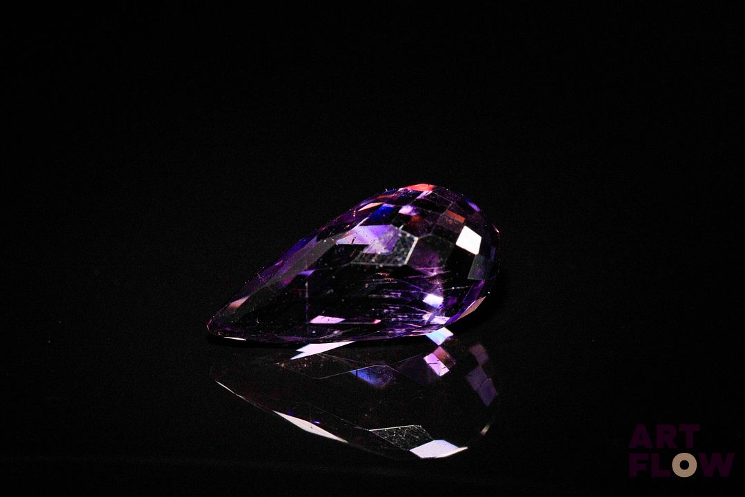 Améthyste briolette. 6.99 cts. 17.5mm x 8.5mm