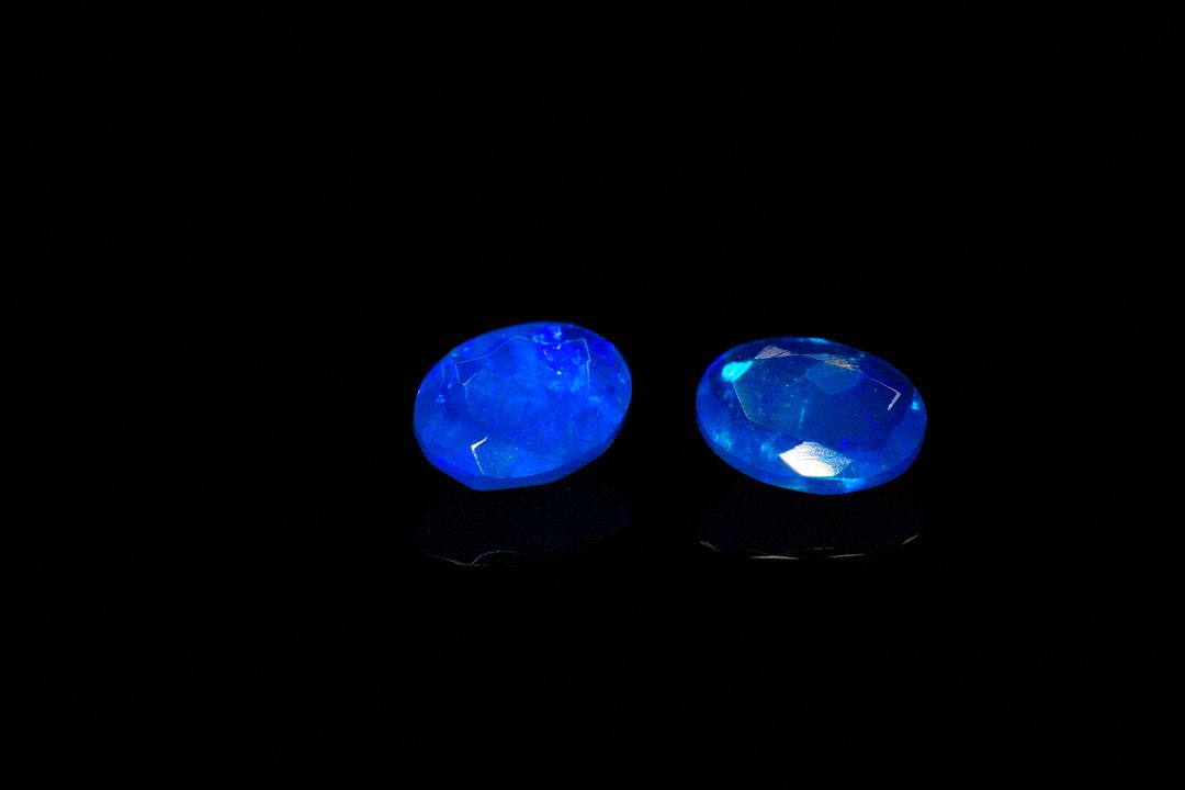 Appairage d&rsquo;opales bleues ovales. Traitées. 1.46 ct. Dims. moy.: 8.0mm x 6.0mm