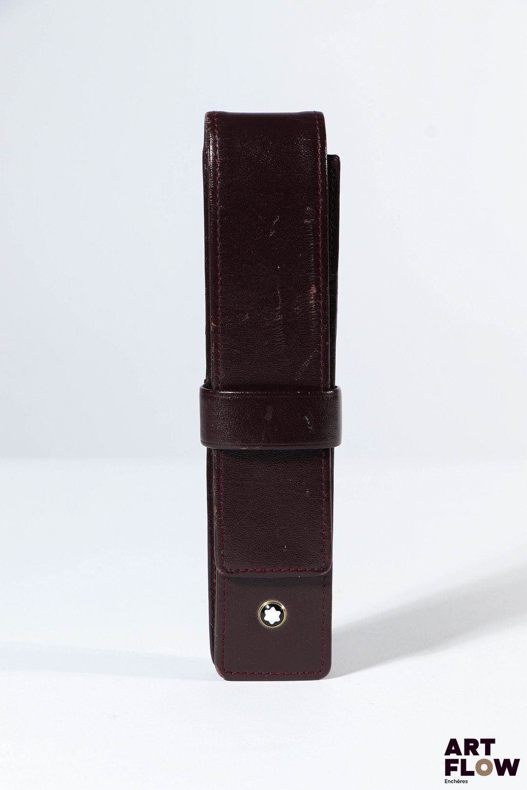 MONTBLANC Stylo plume n°22 en résine noire. On y joint un réservoir à cartouche. Usures d'usage Dans un étui Montblanc