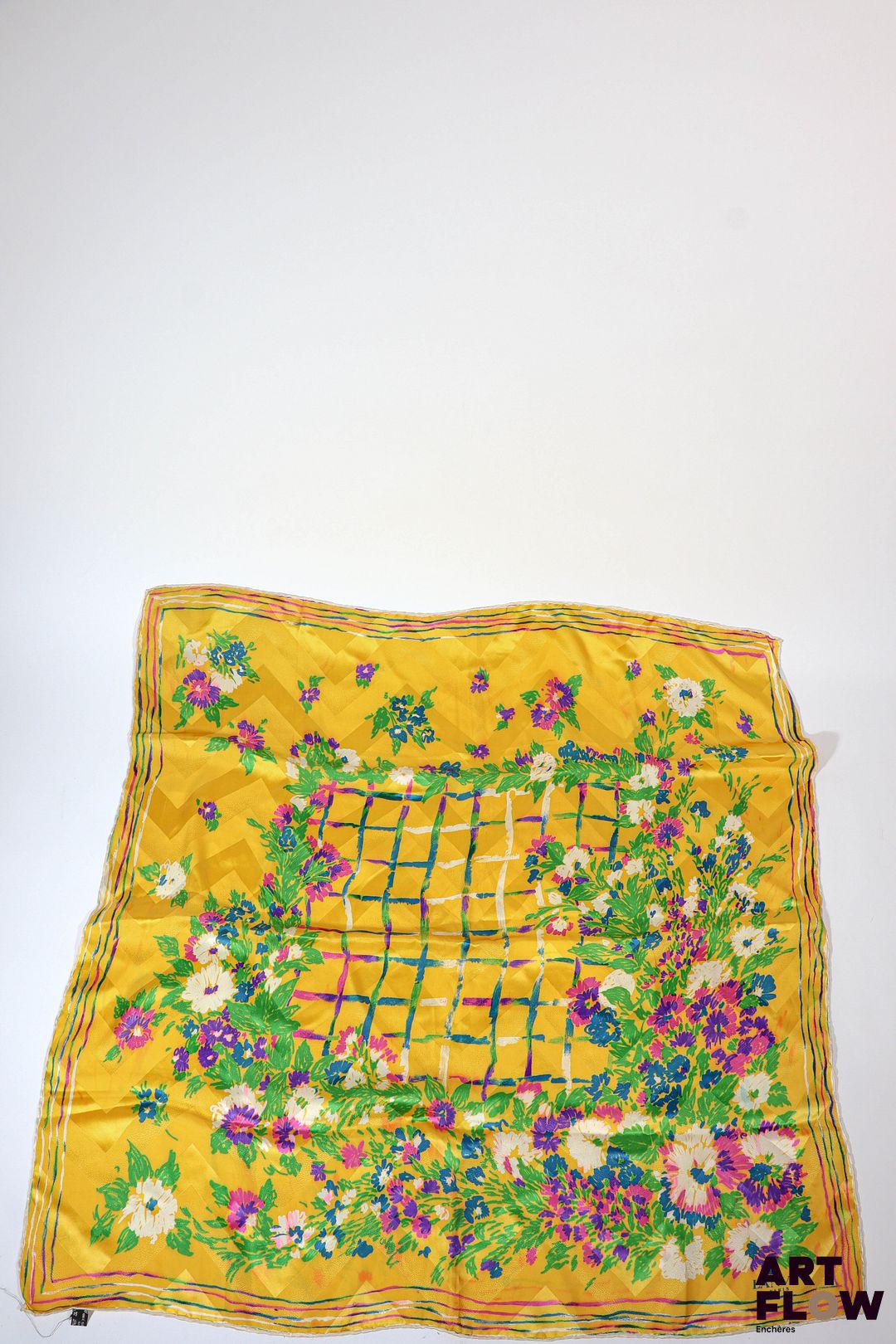 LANVIN Foulard en soie à décor de fleurs sur fond jaune 85 x 87 cm Bon état général malgré quelques défauts (tâches, fils tirés)