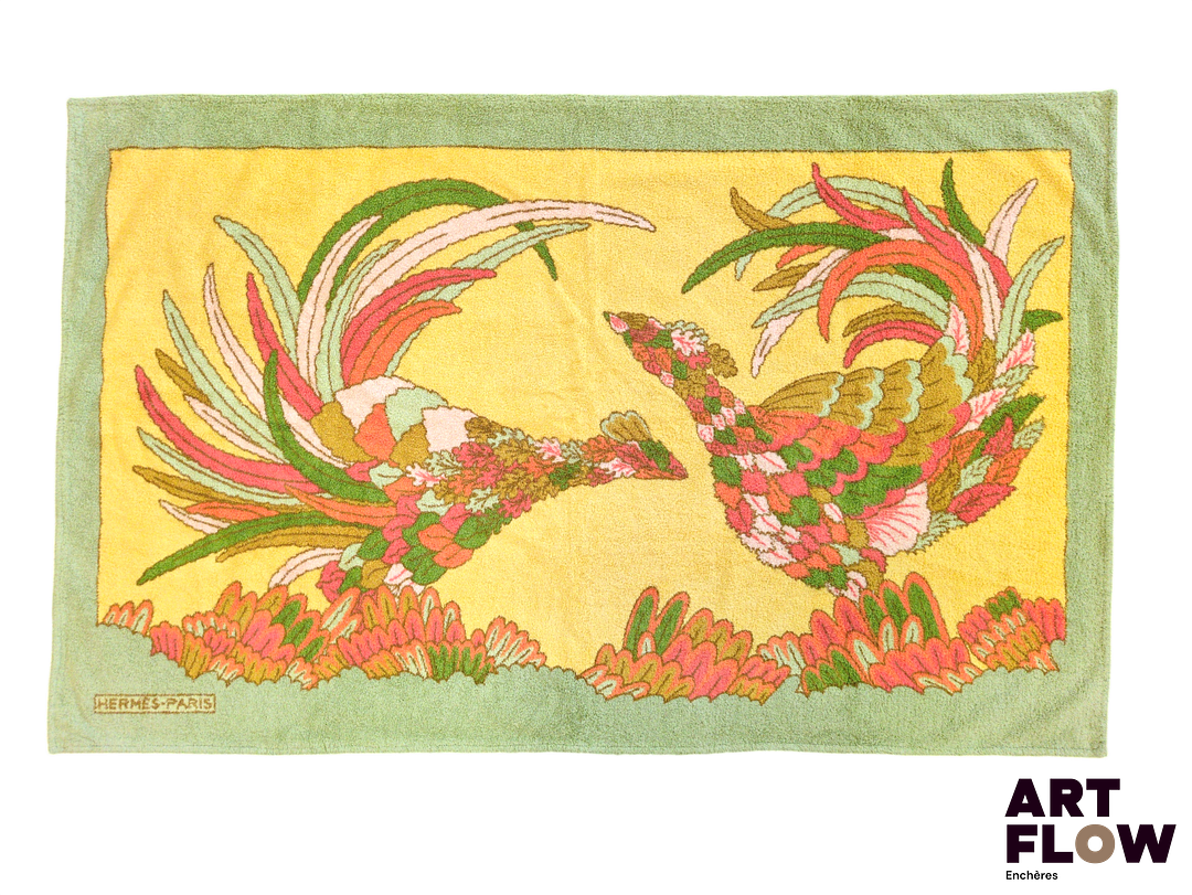 HERMÈS Paris Serviette de bain à décor d'oiseaux dans les tons jaunes orange et verts Dimensions : 90 x 140 cm Petits fils tirés